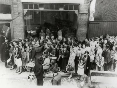 97940 Afbeelding van de rij wachtenden voor de winkel van de Firma A. van Voorthuizen (Mgr. van de Weteringstraat 5A) ...